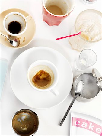 Tasses à café vide et les verres sur la table (d'en haut) Photographie de stock - Premium Libres de Droits, Code: 659-02211112