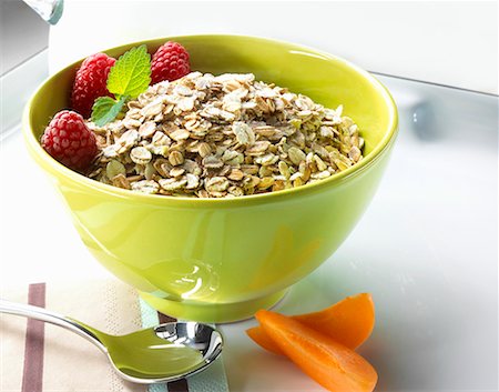 Organic six grain flakes in a bowl Foto de stock - Sin royalties Premium, Código: 659-02211135