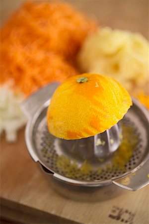 simsearch:659-01864188,k - Une demi-orange sur un presse-agrumes citrus Photographie de stock - Premium Libres de Droits, Code: 659-02211173