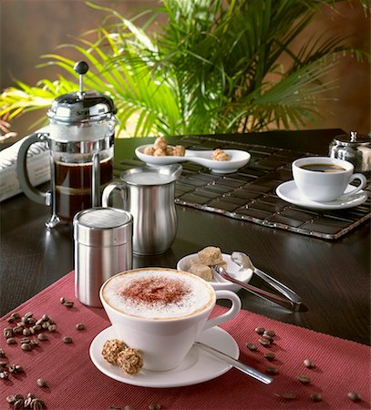Cappuccino in café setting with coffee beans Foto de stock - Sin royalties Premium, Código: 659-02211186