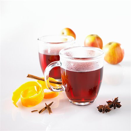 Mulled wine in glass mugs, orange peel, spices and apples Stock Photo - Premium Royalty-Free, Code: 659-02211187