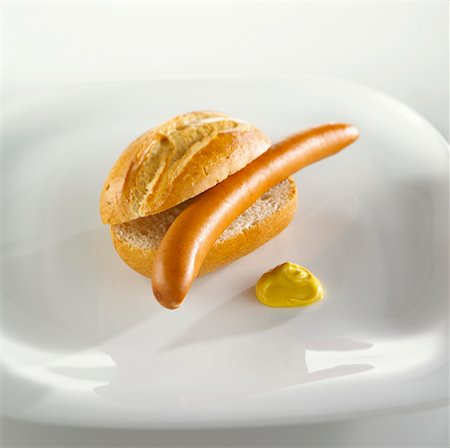 A Bockwurst in a bread roll with mustard Stock Photo - Premium Royalty-Free, Code: 659-02211182