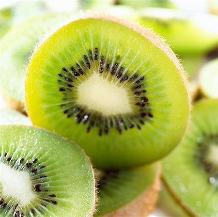 Halved kiwi fruits (close-up) Foto de stock - Sin royalties Premium, Código: 659-02211193
