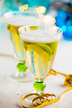 Two glasses of sparkling wine with lemon wedges Stock Photo - Premium Royalty-Free, Code: 659-02211201