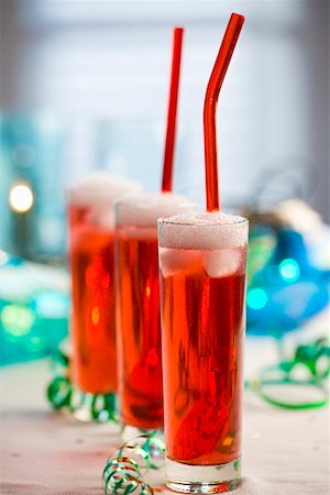 red cocktail - Champagne with strawberry syrup and ice cubes Stock Photo - Premium Royalty-Free, Code: 659-02211202