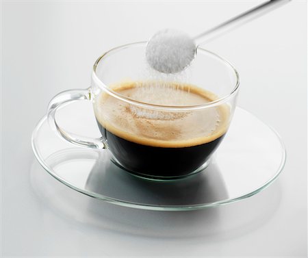 simsearch:659-03522798,k - Mettre le sucre dans un espresso Photographie de stock - Premium Libres de Droits, Code: 659-02211234