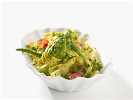 Fettuccine with green sauce Foto de stock - Sin royalties Premium, Código: 659-02211279