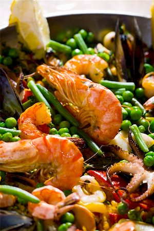 paella - Paella with prawns, peas and octopus (detail) Foto de stock - Sin royalties Premium, Código: 659-02211289