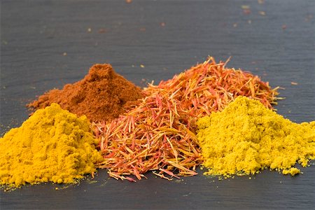 Paprika au sol, le safran et la poudre de cari Photographie de stock - Premium Libres de Droits, Code: 659-02211309