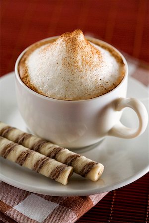 Eine Tasse Cappuccino mit Wafer rollt Stockbilder - Premium RF Lizenzfrei, Bildnummer: 659-02211386