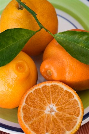 Whole tangerines and half a tangerine Stock Photo - Premium Royalty-Free, Code: 659-02211383