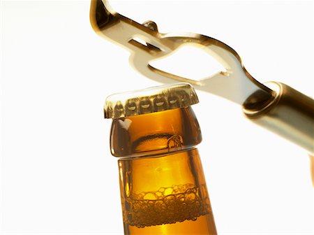 Beer bottle neck with crown cap and bottle opener Foto de stock - Royalty Free Premium, Número: 659-02211424