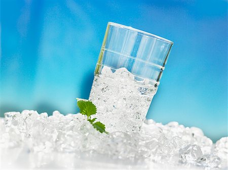 simsearch:659-02211418,k - Tumbler with crushed ice and lemon balm Foto de stock - Royalty Free Premium, Número: 659-02211420