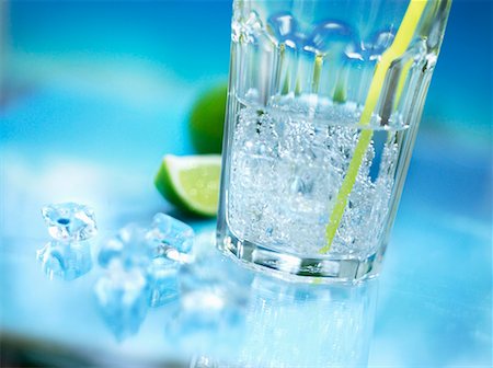 simsearch:659-03531157,k - Un verre d'eau minérale avec glace pilée paille et chaux Photographie de stock - Premium Libres de Droits, Code: 659-02211423