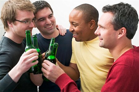 Four men clinking bottles of beer Foto de stock - Sin royalties Premium, Código: 659-02211461