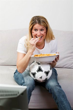 simsearch:659-02211464,k - Jeune femme avec de la nourriture football et snack, regarder la télévision Photographie de stock - Premium Libres de Droits, Code: 659-02211486