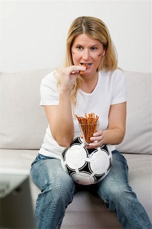 simsearch:659-02211458,k - Young woman with German colours on her face eating salted sticks Foto de stock - Sin royalties Premium, Código: 659-02211489