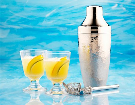 Citrus fruit cocktail with cocktail shaker & bar strainer Foto de stock - Sin royalties Premium, Código: 659-02211524