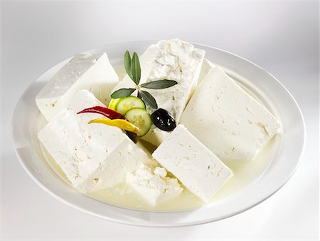 feta - Several pieces of feta cheese in brine Foto de stock - Sin royalties Premium, Código: 659-02211586