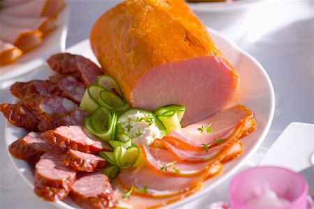 smoked ham - Jambon fumé et les saucisses en tranches (Pâques, Pologne) Photographie de stock - Premium Libres de Droits, Code: 659-02211593