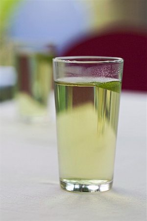 simsearch:659-01852304,k - A glass of green tea with mint Foto de stock - Sin royalties Premium, Código: 659-02211604