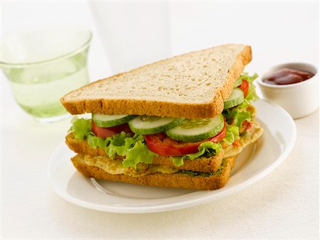 Club sandwich with chicken breast cucumber and tomato Foto de stock - Sin royalties Premium, Código: 659-02211607