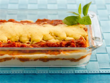 Lasagne in a baking dish Foto de stock - Sin royalties Premium, Código: 659-02211608