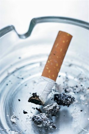 Cigarette end in an ashtray Foto de stock - Sin royalties Premium, Código: 659-02211640