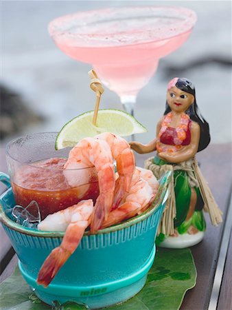 simsearch:659-06373793,k - Shrimps with dip, cocktail in background Stock Photo - Premium Royalty-Free, Code: 659-02211710