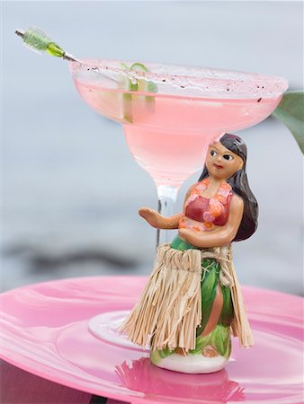 Pink cocktail with Hawaiian dancing girl Foto de stock - Sin royalties Premium, Código: 659-02211711