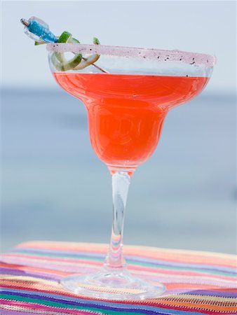 simsearch:659-07028141,k - Cocktail rouge en verre avec jante sucrée, la mer en arrière-plan Photographie de stock - Premium Libres de Droits, Code: 659-02211713