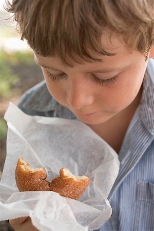 simsearch:659-01857446,k - Small boy holding doughnut in paper Foto de stock - Sin royalties Premium, Código: 659-02211724