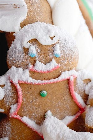 simsearch:659-02212459,k - Gingerbread man with icing sugar (close-up) Foto de stock - Sin royalties Premium, Código: 659-02211728