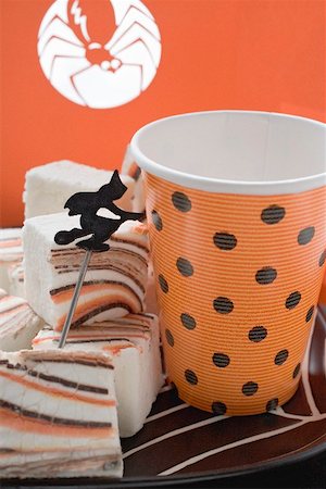 Marshmallows for Halloween with witch figure and paper cup Stock Photo - Premium Royalty-Free, Code: 659-02211752