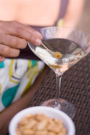 simsearch:659-03529441,k - Femme tenant vert olive sur cocktail bâton en verre à Martini Photographie de stock - Premium Libres de Droits, Code: 659-02211769