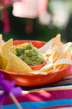 simsearch:659-01858654,k - Guacamole avec chips tortilla Photographie de stock - Premium Libres de Droits, Code: 659-02211830