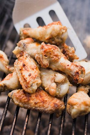 simsearch:659-03521352,k - Ailes de poulet sur le barbecue Photographie de stock - Premium Libres de Droits, Code: 659-02211832