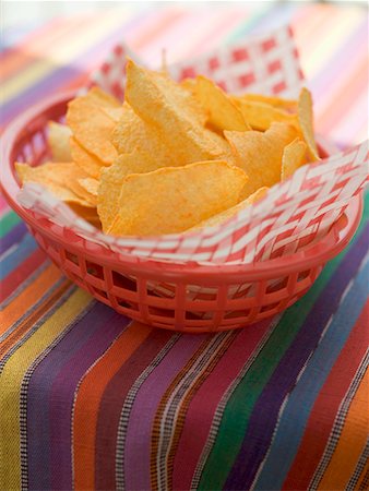 simsearch:659-01858654,k - Croustilles de tortilla dans un panier en plastique Photographie de stock - Premium Libres de Droits, Code: 659-02211848