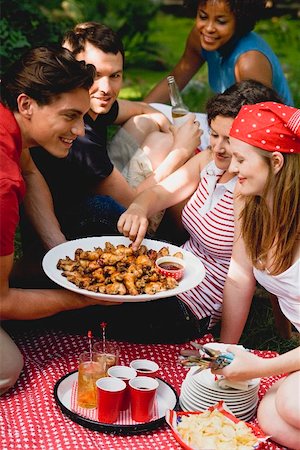 picture of people eating chicken wings - Young people at a 4th of July picnic (USA) Stock Photo - Premium Royalty-Free, Code: 659-02211842