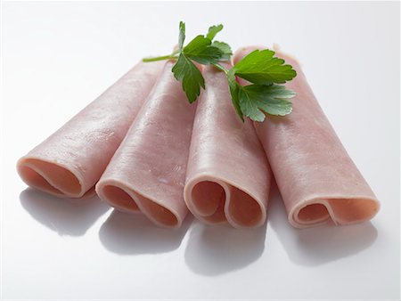 simsearch:659-01846355,k - Rouleaux de jambon garnie avec du persil Photographie de stock - Premium Libres de Droits, Code: 659-02211876