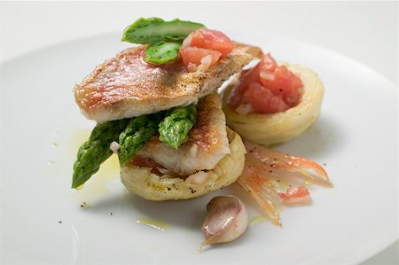 Tart shells with red mullet, asparagus and tomatoes Stock Photo - Premium Royalty-Free, Code: 659-02211916