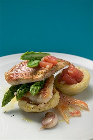 Tart shells with red mullet, asparagus and tomatoes Stock Photo - Premium Royalty-Free, Code: 659-02211917