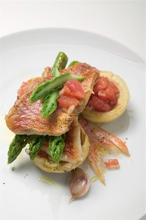 Tart shells with red mullet, asparagus and tomatoes Stock Photo - Premium Royalty-Free, Code: 659-02211918