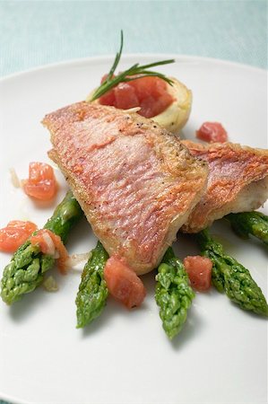 Fried red mullet fillets with asparagus and tomatoes Stock Photo - Premium Royalty-Free, Code: 659-02211920