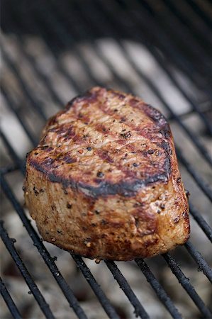 steak on grill - Beef medallion on a barbecue Foto de stock - Sin royalties Premium, Código: 659-02211959