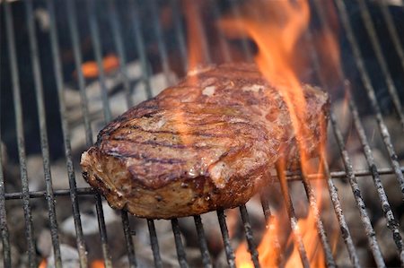 Steak de boeuf sur le barbecue Photographie de stock - Premium Libres de Droits, Code: 659-02211953