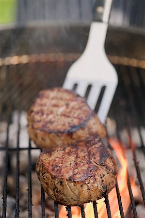 simsearch:659-01862790,k - Médaillons de boeuf sur un barbecue avec une spatule Photographie de stock - Premium Libres de Droits, Code: 659-02211961