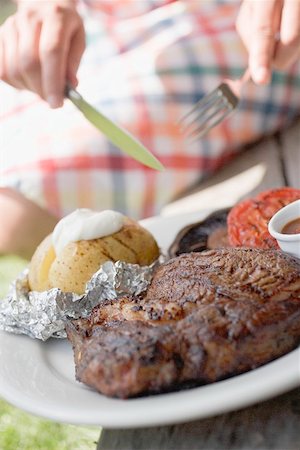 simsearch:659-01862792,k - Woman eating grilled steak with baked potato Foto de stock - Sin royalties Premium, Código: 659-02211984