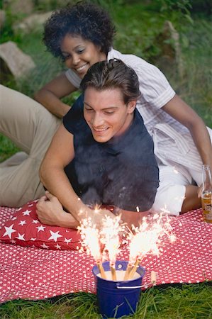 sommerparty - Couple with sparklers at a 4th of July picnic (USA) Foto de stock - Sin royalties Premium, Código: 659-02212148