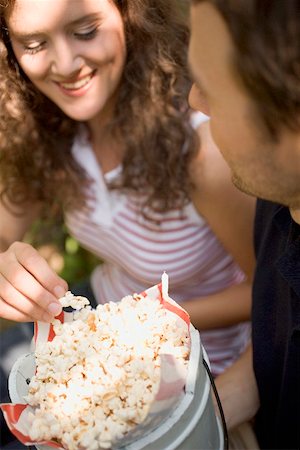 simsearch:659-03529582,k - Couple eating popcorn at a picnic Foto de stock - Sin royalties Premium, Código: 659-02212154